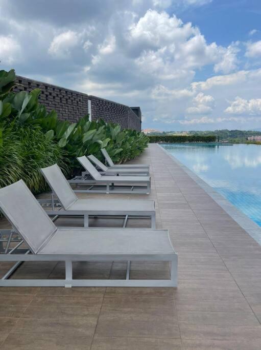 Sunway Gandaria 3br Full Ac W/ Pool Wi-fi Netflix